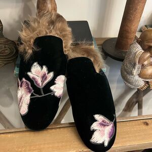 GIA COUTURE BLACK VELVET FLORAL FUR SLIP ON FLATS SHOES. Made in Italy. Size 37.